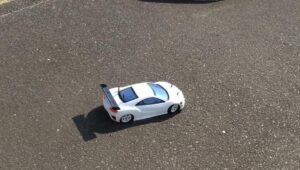 レンタルラジコンのNSX（TT01）で遊ぶ少年