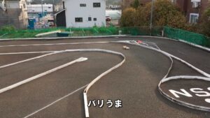 常連さんの車で遊ぶ少年